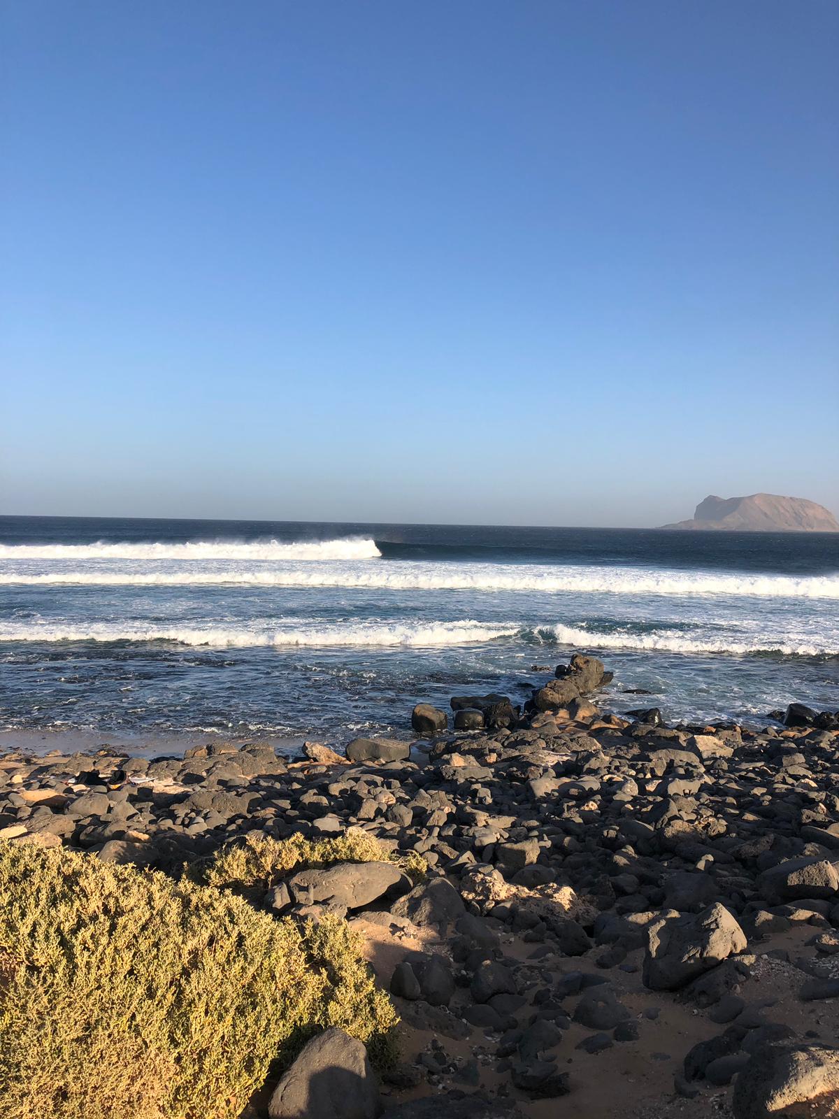 Hoy @p3ib Pablo del @frussurf tean se ha acercado a la ola del Corral en La isla de la Graciosa de Lanzarote. El baño está muy complicado porque hace muchísimo viento de unos 70/80 km/h. La altura de las olas para hacernos una idea es de 1.5 m. "Canarios" y está muy potente, esta ola se surfea a marea vacía pero ahora hay un poco de agua y no salen tubos. 