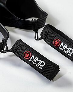 Los sujeta aletas de velcro de NMD están diseñados para no perder las aletas si se te sueltan en el agua. Para atar en el tobillo con una cómoda y resistente construcción de neopreno y velcro.
